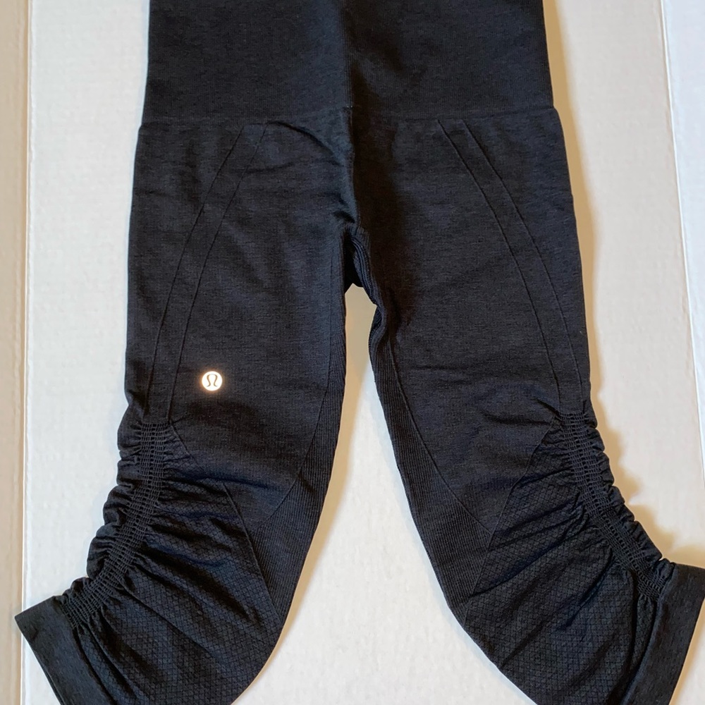 Lululemon Black, seamless cropped leggings